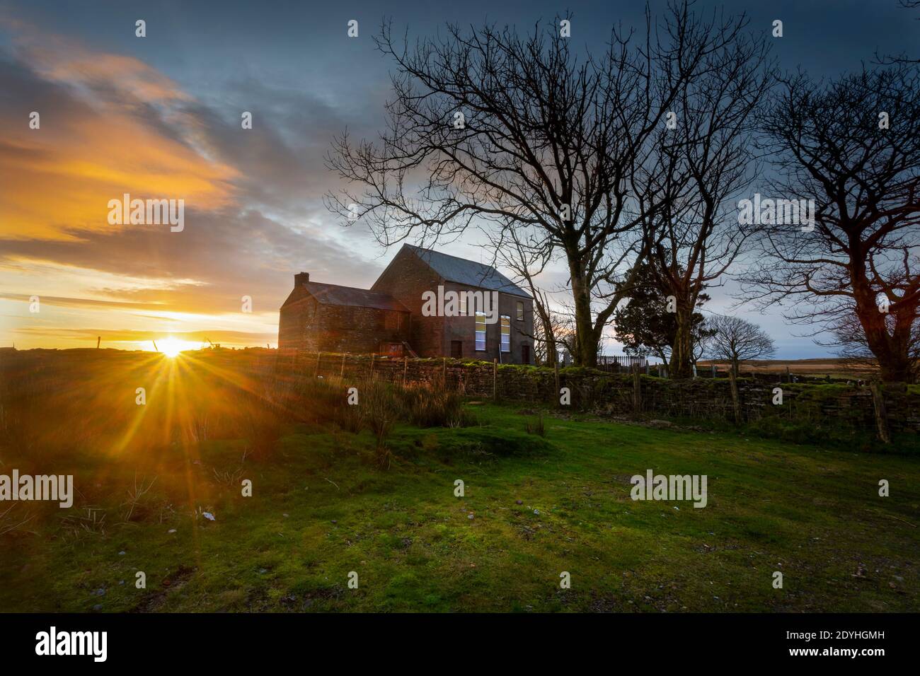 Lever de soleil sur la chapelle de Gwrhyd Banque D'Images