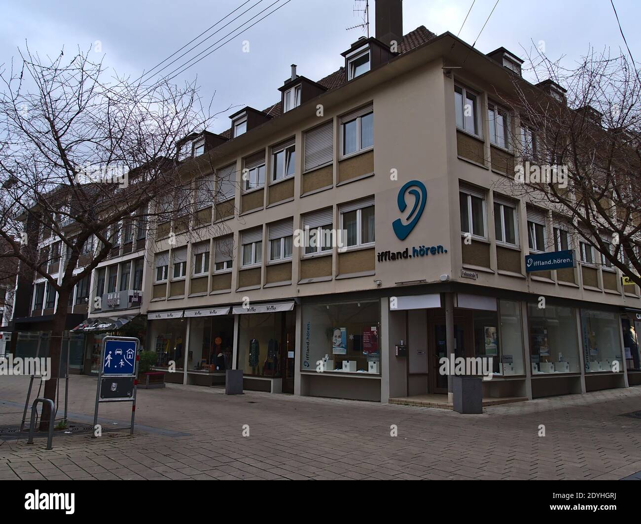Branche fermée de la chaîne de vente de prothèses auditives allemandes Iffland Hören (également iffland.hören) dans la zone piétonne du centre-ville pendant le confinement de Covid-19. Banque D'Images