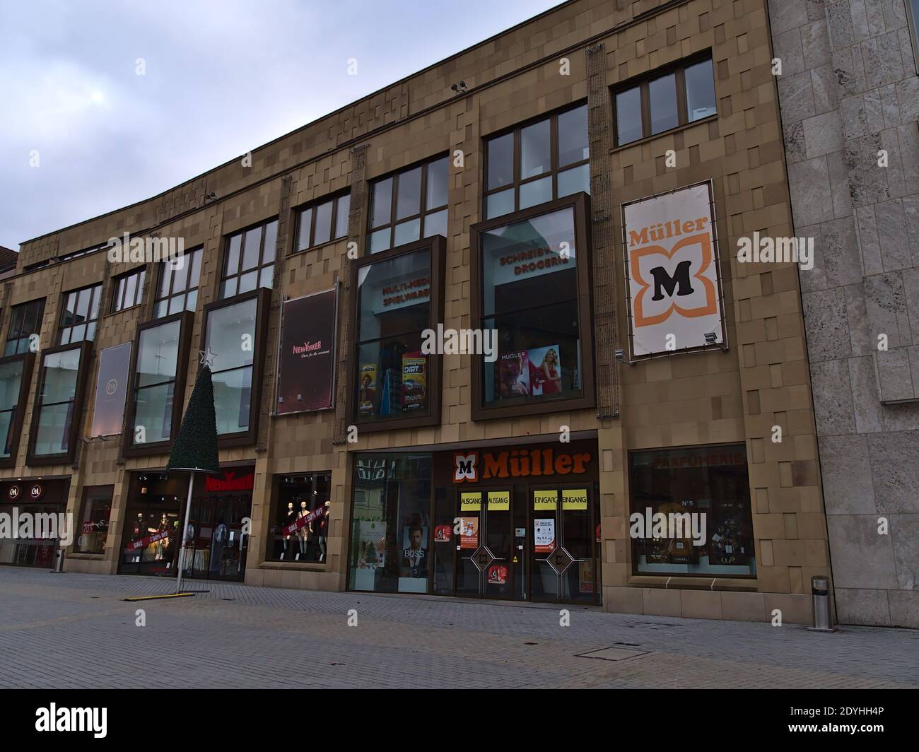Fermeture des succursales de la chaîne de vêtements de détail New Yorker et de la pharmacie Drogerie Müller sur la place Kiliansplatz dans le centre-ville pendant le confinement de Covid-19. Banque D'Images