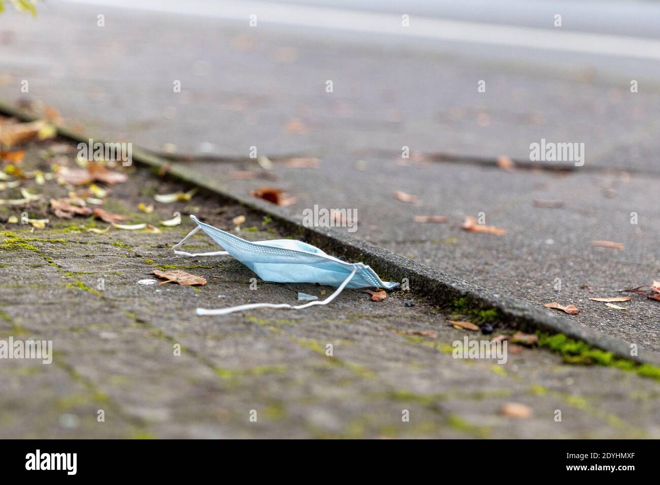 Les masques faciaux utilisés commencent à être une vue commune sur les rues de ville dans le monde entier. Banque D'Images