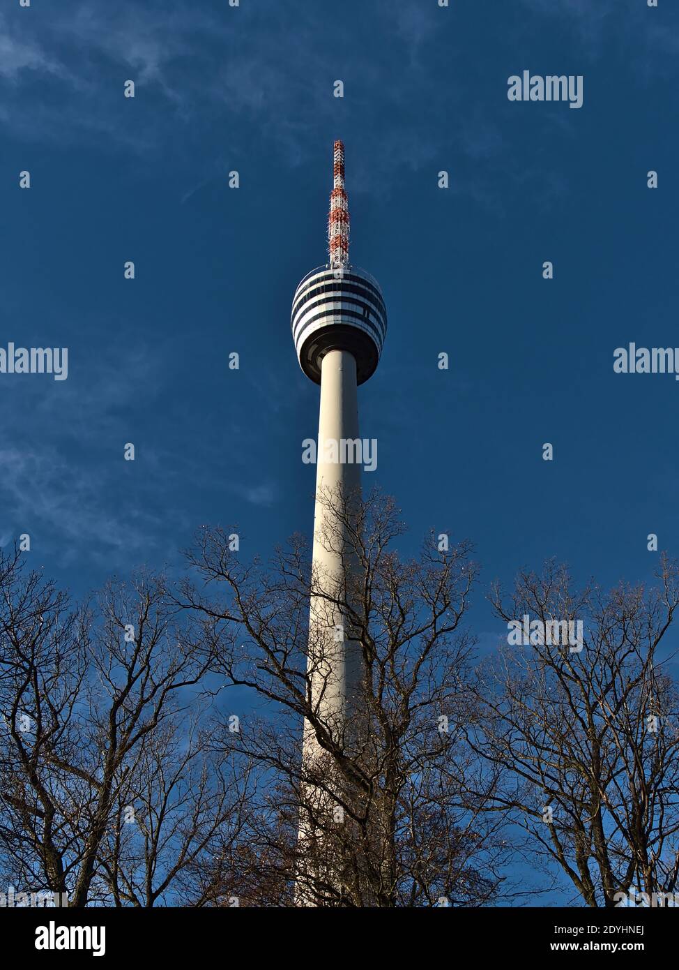 Vue à angle bas du célèbre Fernsehturm de Stuttgart (tour de télévision), en Allemagne, la première tour de télécommunications au monde construite en béton armé. Banque D'Images