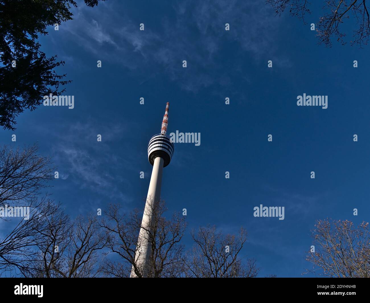 Vue à angle bas de la célèbre attraction touristique Fernsehturm Stuttgart (tour de télévision) situé à Baden-Wuerttemberg, Allemagne, avec une hauteur de plus de 216 M. Banque D'Images