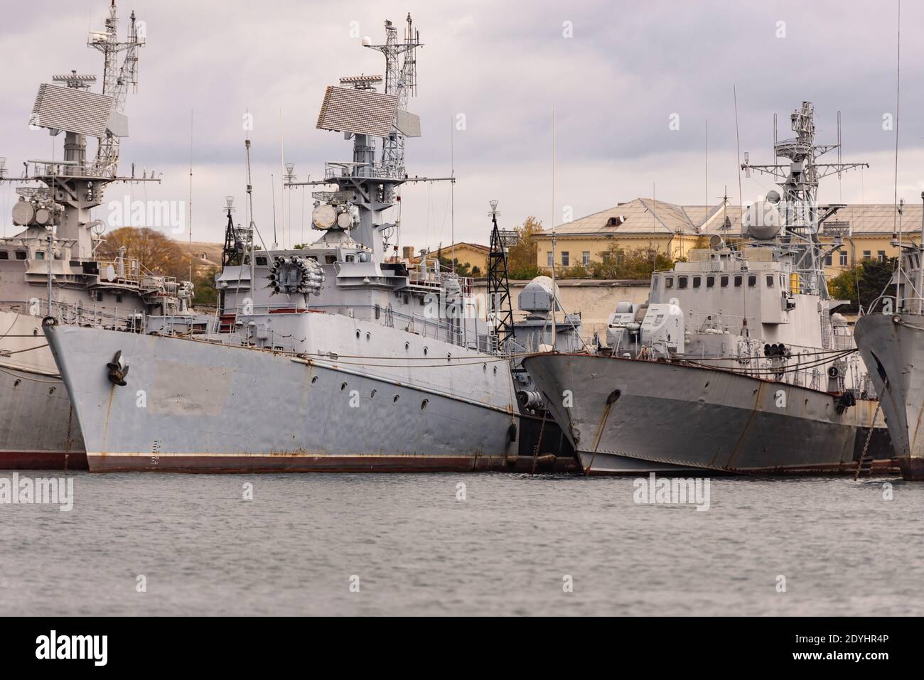 Russie. Sébastopol. Décembre 2020. Les navires ukrainiens arrêtés à Sébastopol. Un certain nombre de vieux navires de guerre. Navires ukrainiens dans la baie de Streletskaya, en se Banque D'Images