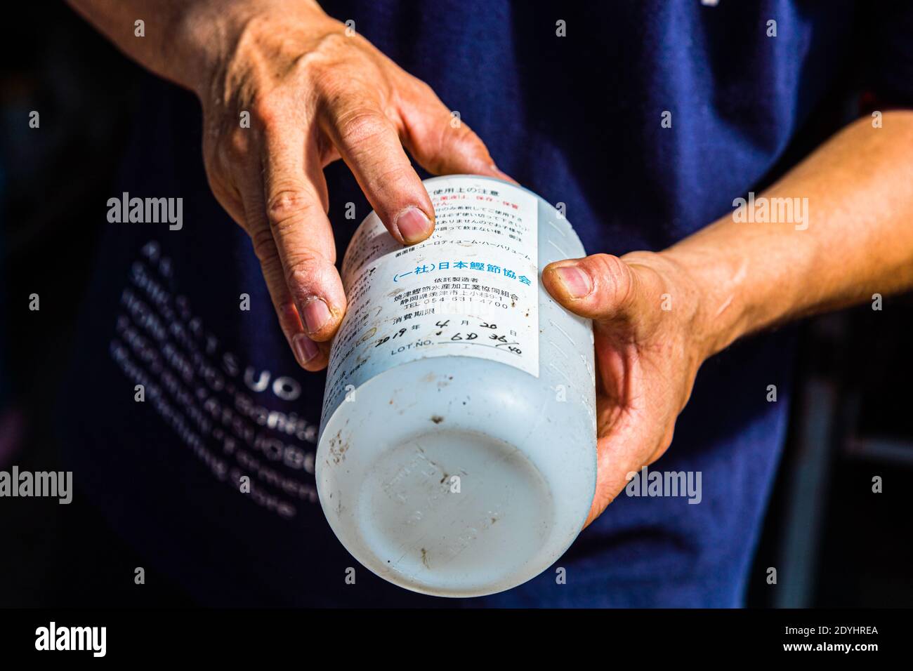 Yasuhisa Serizawa dans Nishiizu-Cho la fabrication Katsuobushi, Shizuoka, Japon Banque D'Images