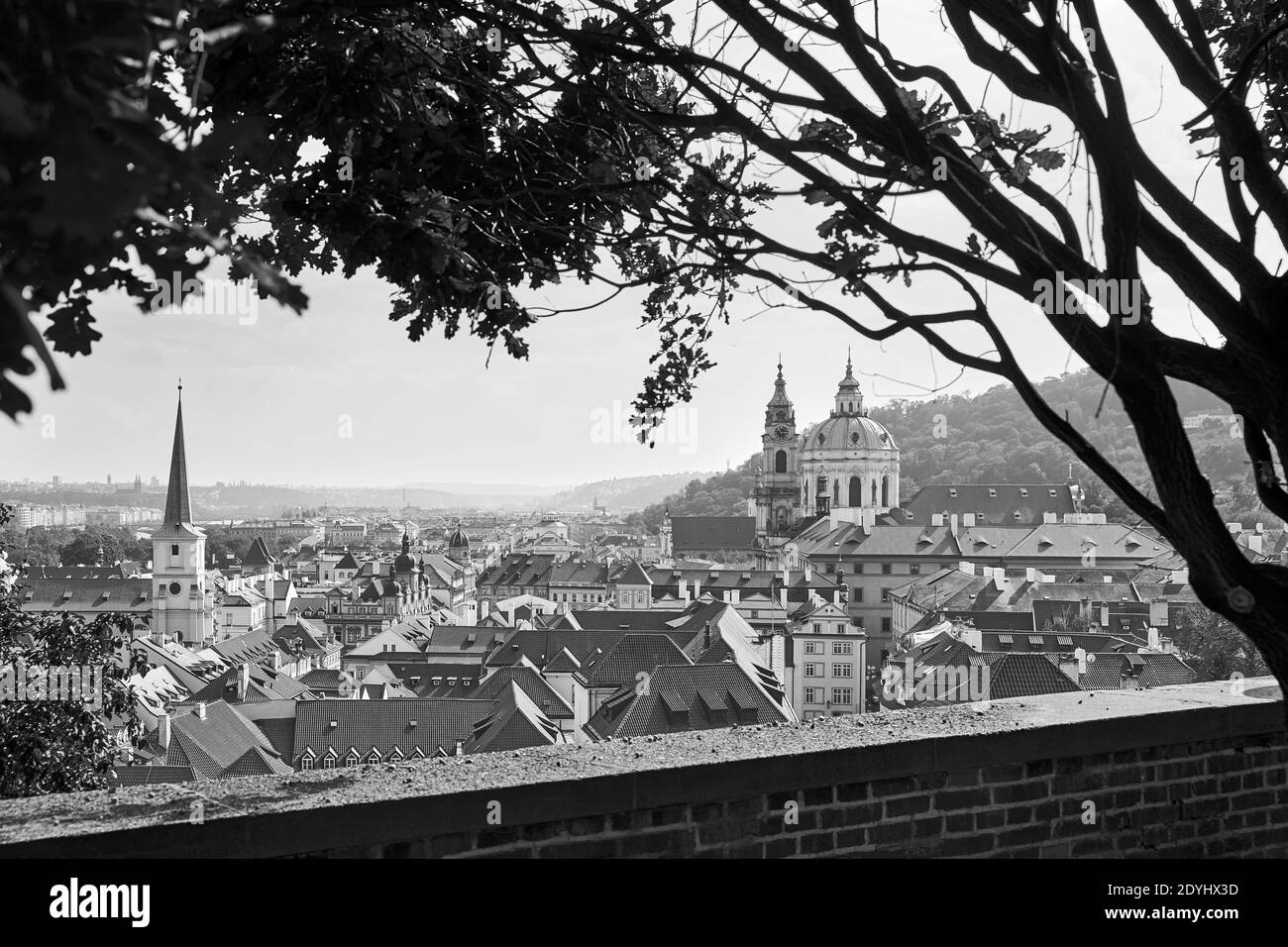 Vue sur Mala Strana, un quartier de Prague, depuis la colline du château en noir et blanc Banque D'Images