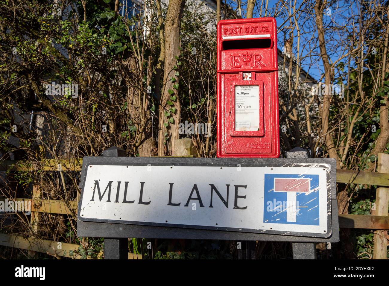 Boîte postale rouge de la Royal Mail Lamp Box, modèle vers 1954. Boîte aux lettres en fonte Pillar Post Office - à Mill Lane, Hickling, Angleterre, Royaume-Uni Banque D'Images