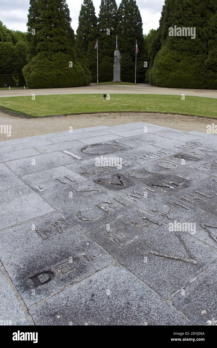 Une pierre commémorative dans la clairière où l'armistice de la première Guerre mondiale a été signé, Compiègne, France. Banque D'Images