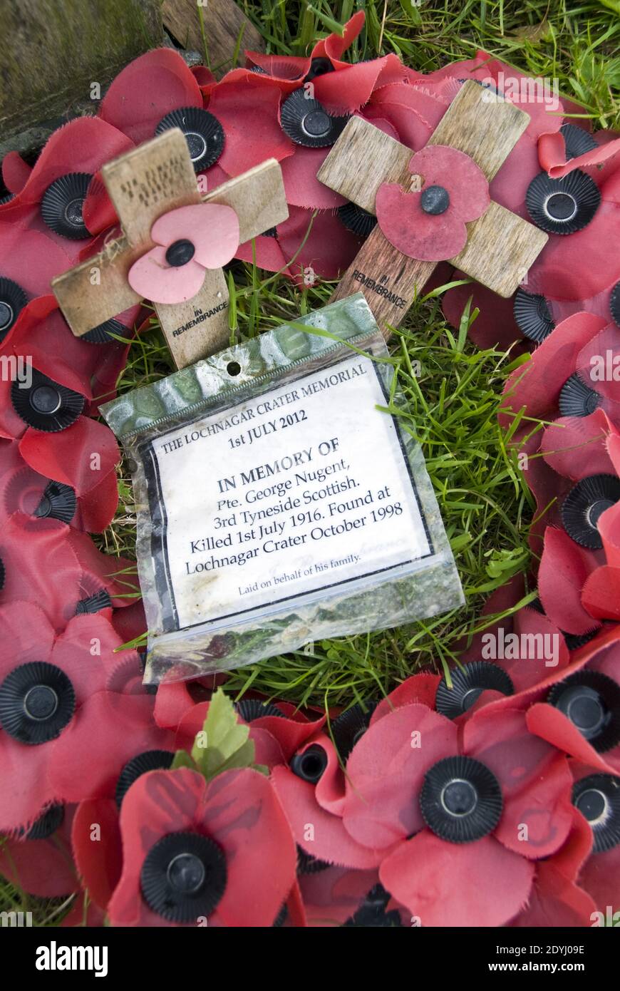 Une couronne de pavot à une croix commémorant les restes d'un soldat a été retrouvée sur le champ de bataille de Lochnagar Crater en 1998. Banque D'Images