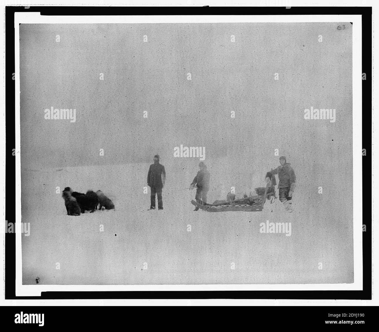 Membres de l'expédition Lady Franklin Bay Sgt. Jewell et Eskimo Christansen à partir de ft. Conger appuiera Dr Octave Pavy, mars 1882 Banque D'Images
