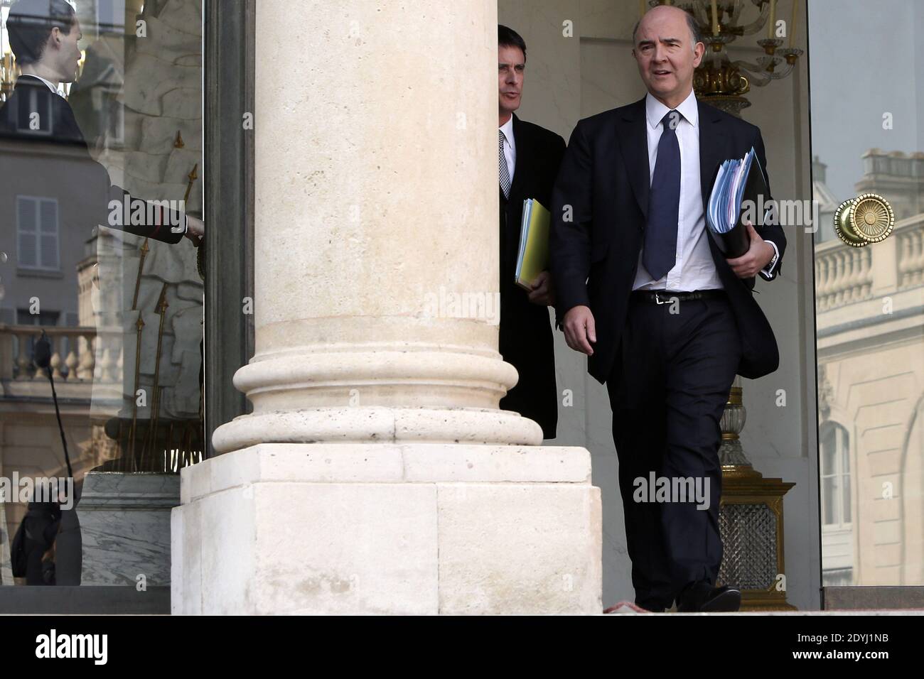 Le ministre français des Finances, Pierre Moscovici, et le ministre français de l'intérieur, Manuel Valls quittent l'Elysée après la réunion hebdomadaire du cabinet, à Paris, en France, le 3 avril 2013. Photo de Stephane Lemouton/ABACAPRESS.COM Banque D'Images