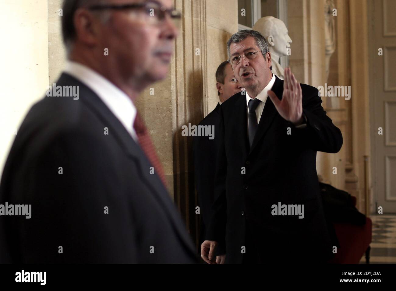 Patrick Balkany, député de l'UMP, est photographié dans la salle des quatre colonnes, à l'Assemblée nationale à Paris, le 3 avril 2013. Photo de Stephane Lemouton/ABACAPRESS.COM Banque D'Images