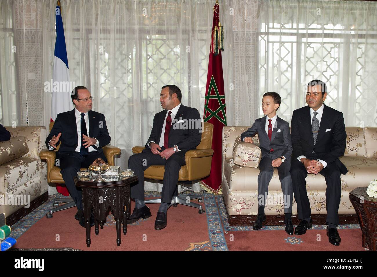 Le roi Mohammed VI du Maroc, le président français François Hollande, le prince héritier Moulay El Hassan et le prince Moulay Rachid au palais du roi à Casablanca, au Maroc, le 3 avril 2013. Le président français François Hollande est en visite de deux jours au Maroc. Photo de David Niviere/Pool/ABACAPRESS.COM Banque D'Images