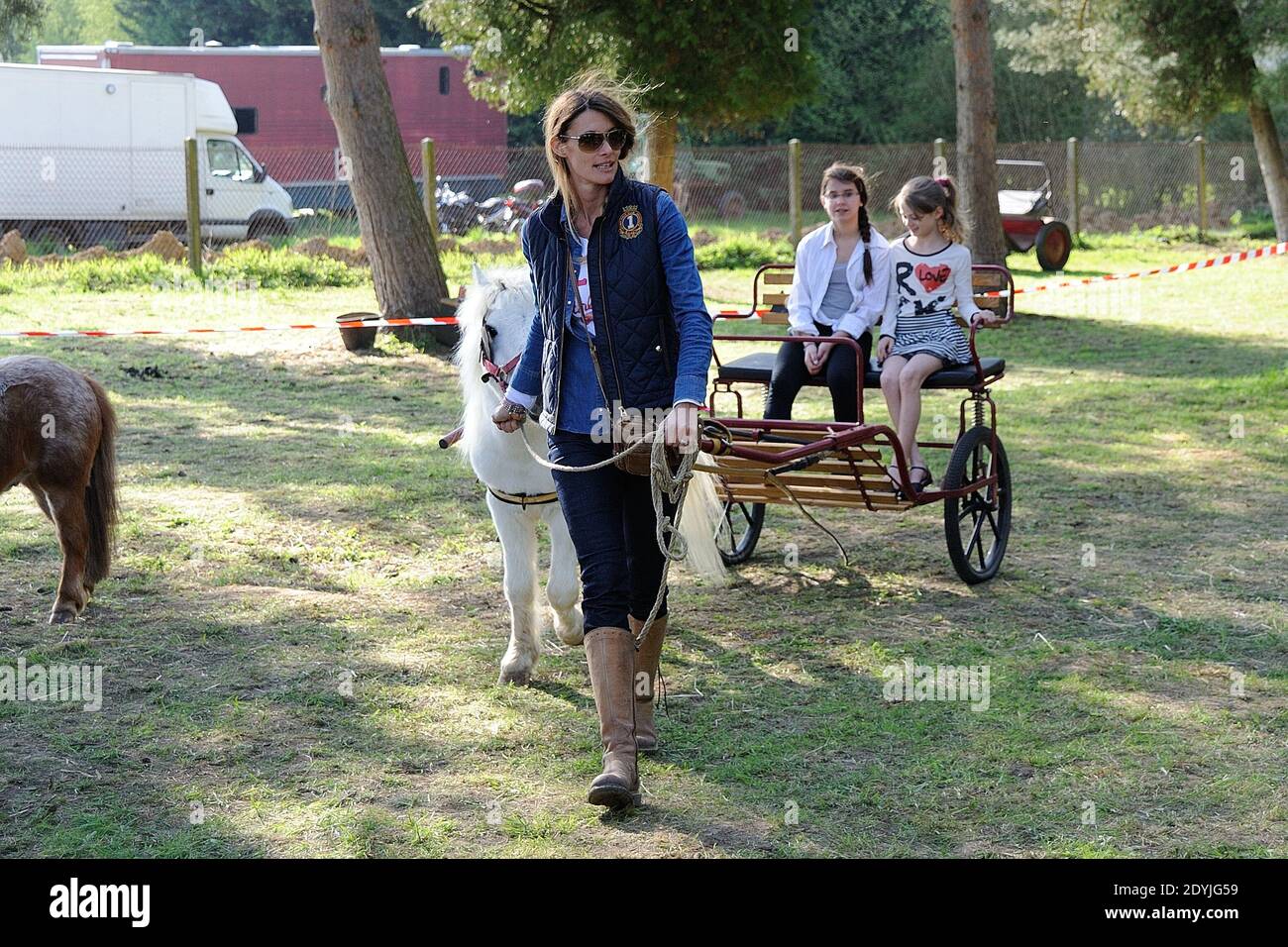 PAS DE WEB PAS D'APPS JUSQU'au 6 MAI 2013 - Veuillez cacher le visage des enfants avant la publication - EXCLUSIF - Miss France 1998, Sophie Thalmann fréquentant 'la tête de l'Attelage' à Belle-Eglise, France le 21 avril 2013. Photo de Nicolas Briquet/ABACAPRESS.COM Banque D'Images