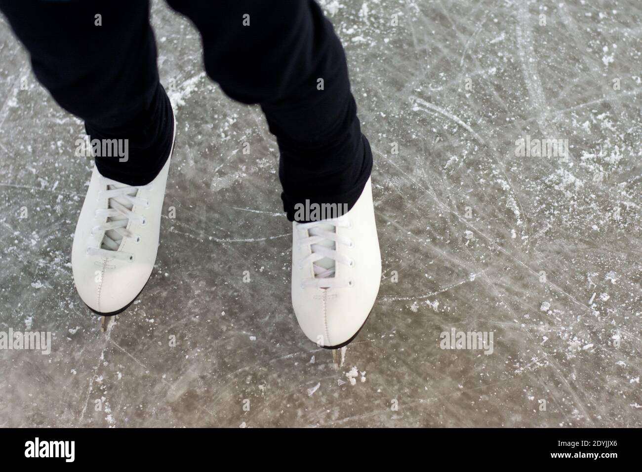 Figurine patineuse sur glace d'hiver à l'intérieur Banque D'Images