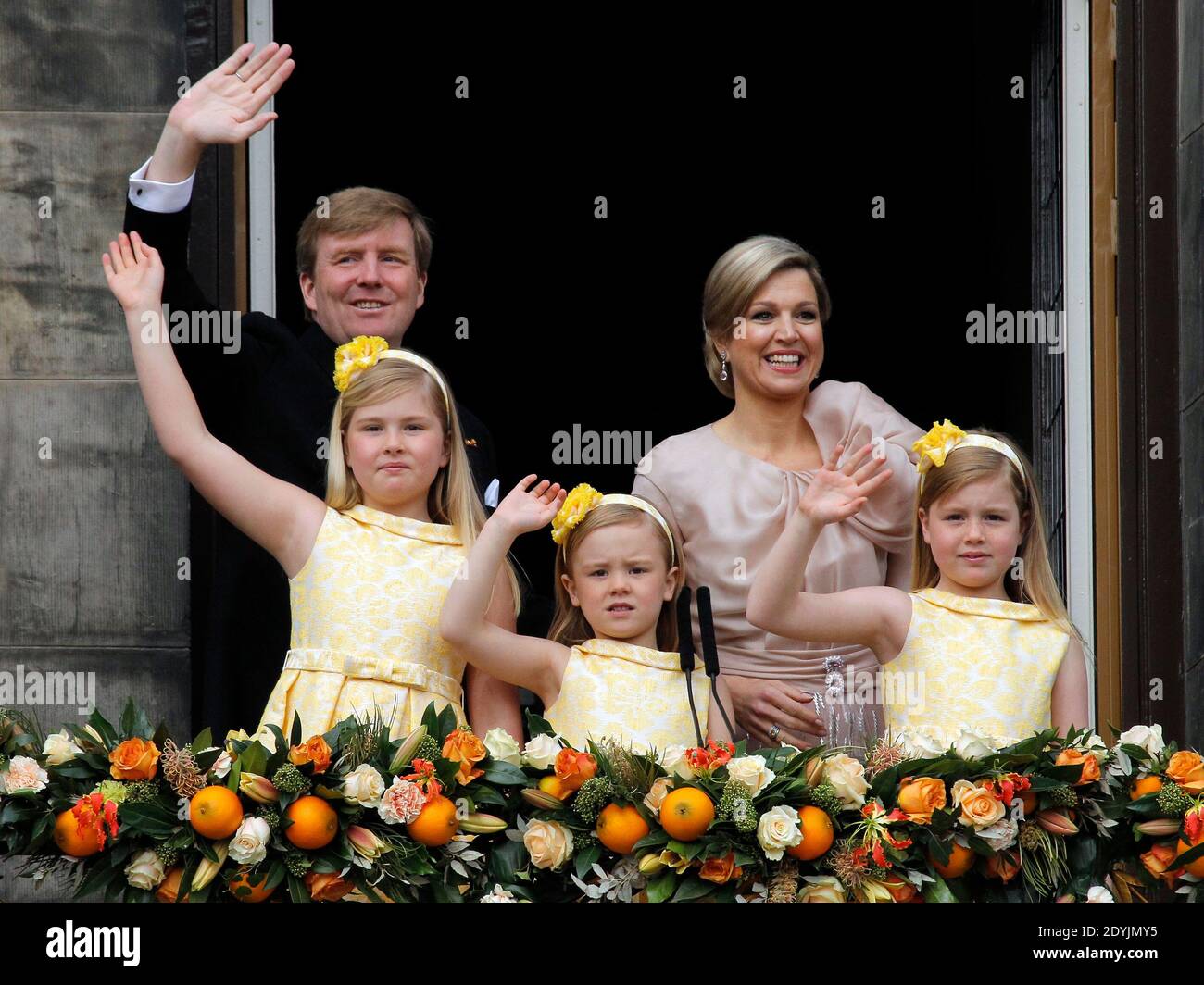 Le nouveau roi hollandais Willem-Alexander, la reine Maxima et leurs filles (G-D) la princesse Amalia, la princesse Ariane et la princesse Alexia se déferrent du balcon du Palais Royal sur la place du Dam à Amsterdam, aux pays-Bas, le 30 avril 2013. Photo d'Alain Gil-Gonzalez/ABACAPRESS.COM Banque D'Images