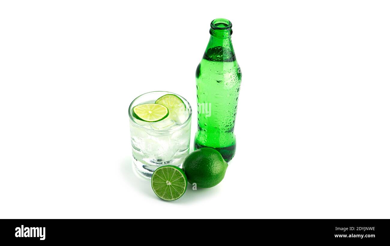 Bouteille verte et verre transparent avec limonade au citron vert sur fond blanc. Photo de haute qualité Banque D'Images