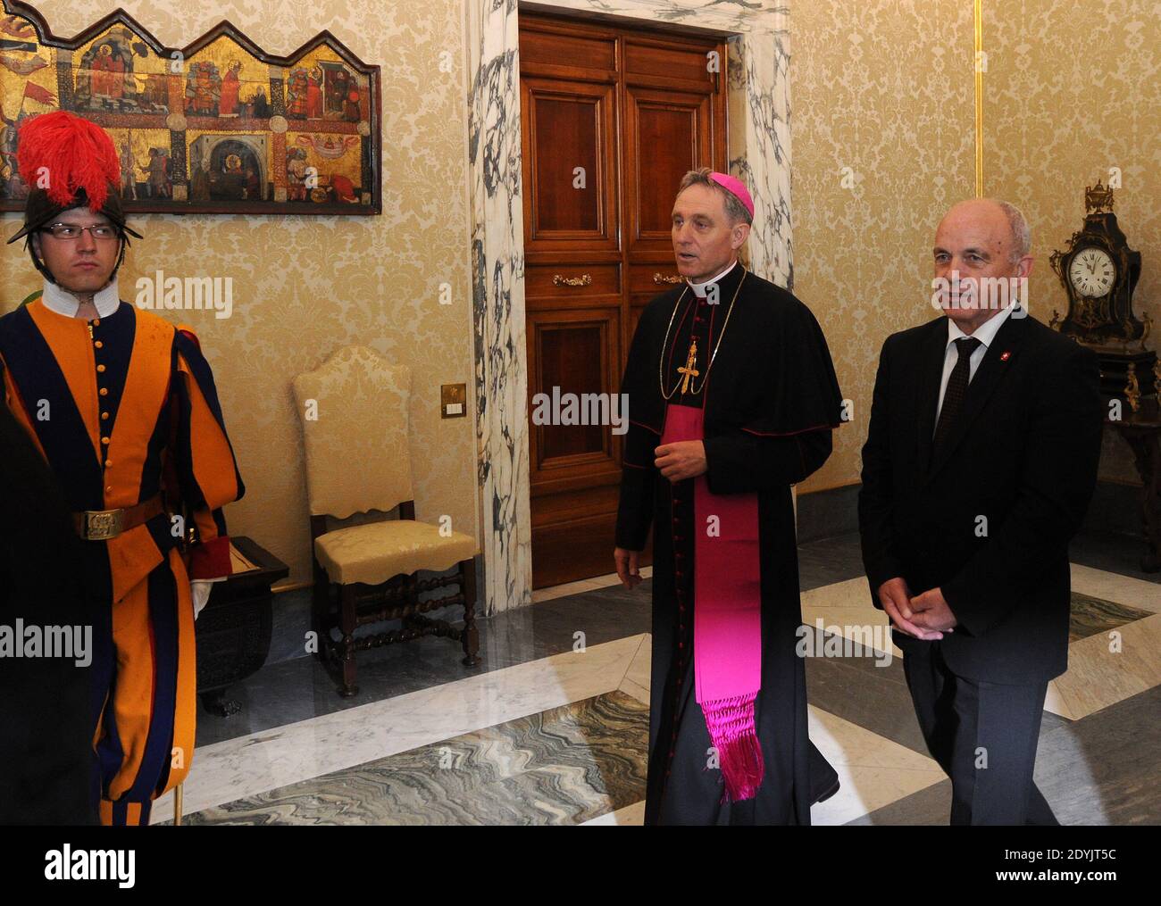 Le pape François reçoit le président suisse Ueli Maurer dans la bibliothèque privée du Vatican le 6 mai 2013. Photo par Eric Vandeville/ABACAPRESS.COM Banque D'Images