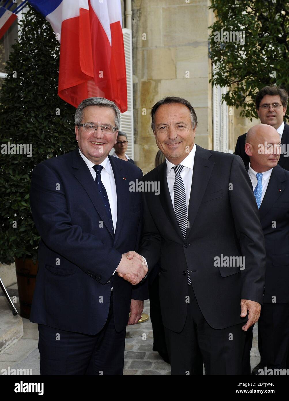 Le Président du Sénat Jean-Pierre Bel souhaite la bienvenue au Président polonais Bronislaw Komorowski avant leur rencontre au Palais du Sénat français à Paris, en France, le 7 mai 2013. Komorowski est en visite d'État de deux jours en France et participera aux commémorations du 68e anniversaire de la victoire du 8 mai 1945. Photo de Mousse/ABACAPRESS.COM Banque D'Images