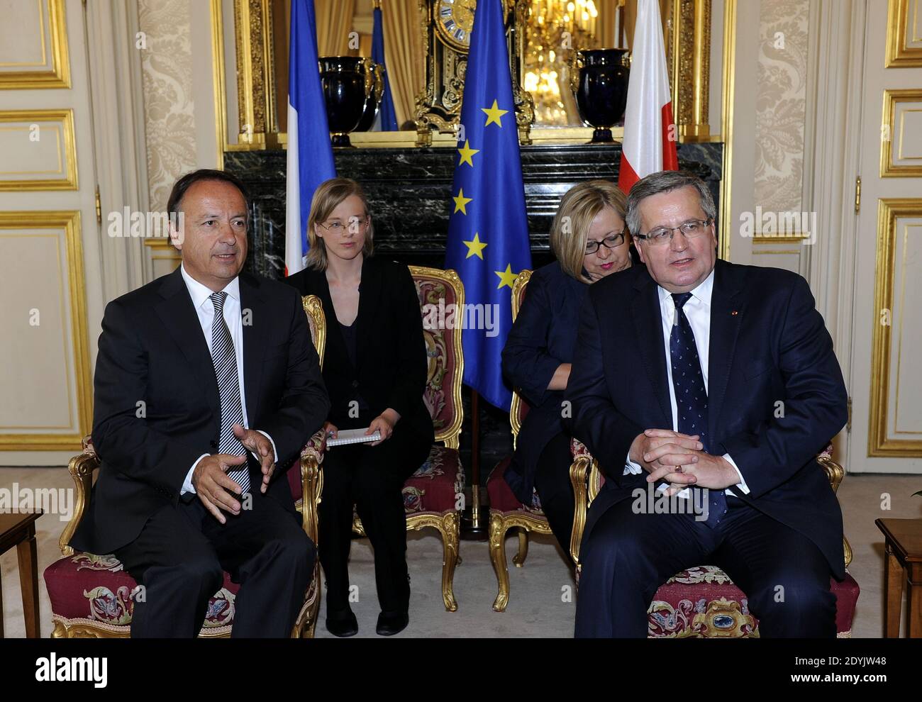 Le Président du Sénat Jean-Pierre Bel souhaite la bienvenue au Président polonais Bronislaw Komorowski avant leur rencontre au Palais du Sénat français à Paris, en France, le 7 mai 2013. Komorowski est en visite d'État de deux jours en France et participera aux commémorations du 68e anniversaire de la victoire du 8 mai 1945. Photo de Mousse/ABACAPRESS.COM Banque D'Images