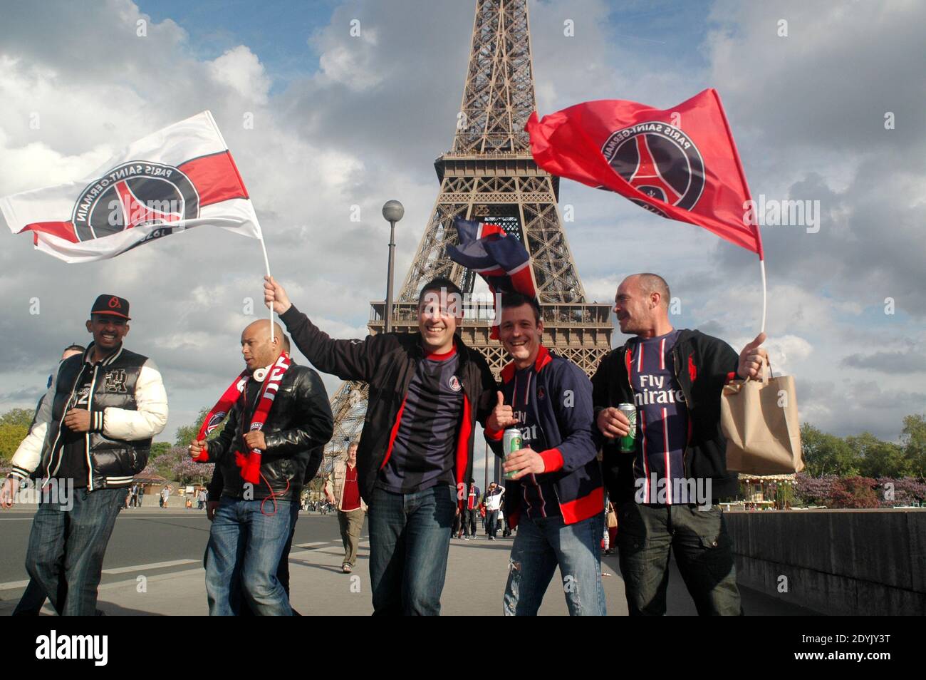 Les fans fêtent le premier titre de la ligue française de Paris  Saint-Germain en 19 ans à Paris, France, le 13 mai 2013. Les célébrations  ont été écourtées à la suite de