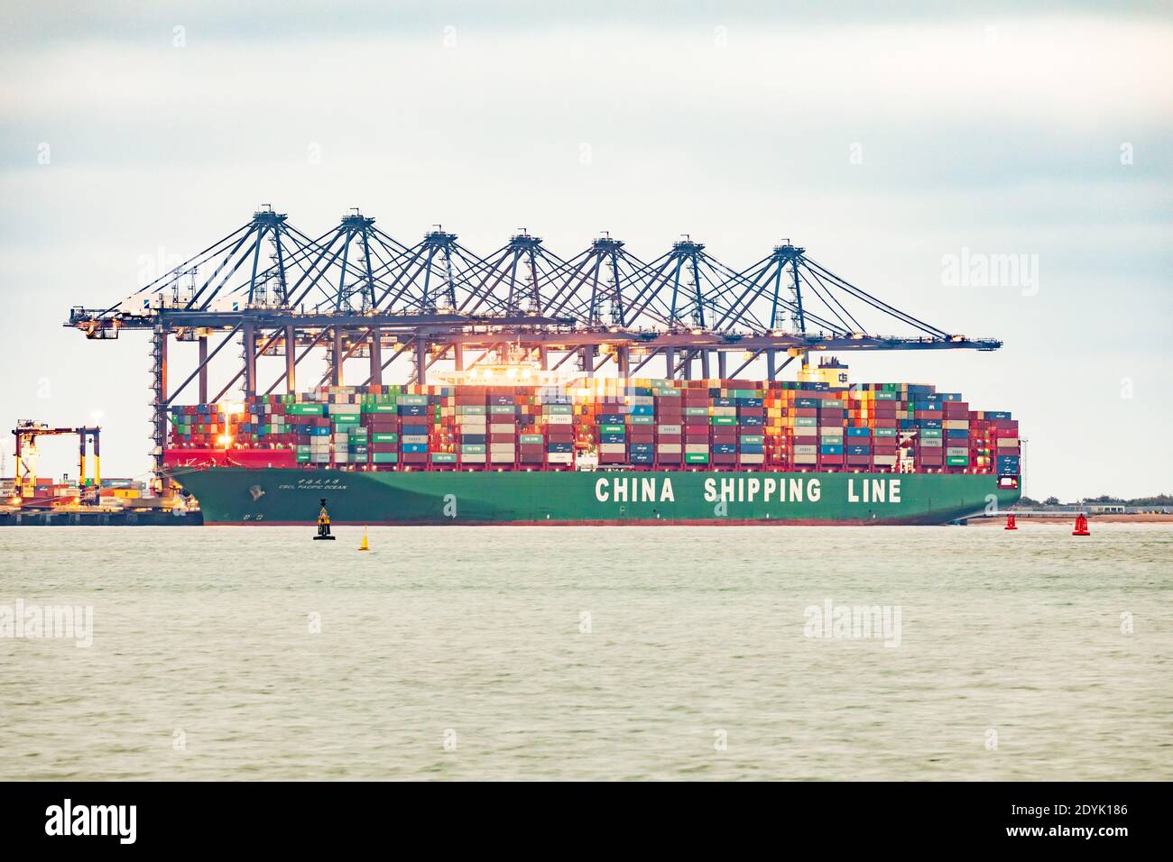 China Shipping Line bateau à conteneurs amarré au port de Felixstowe, Royaume-Uni Banque D'Images