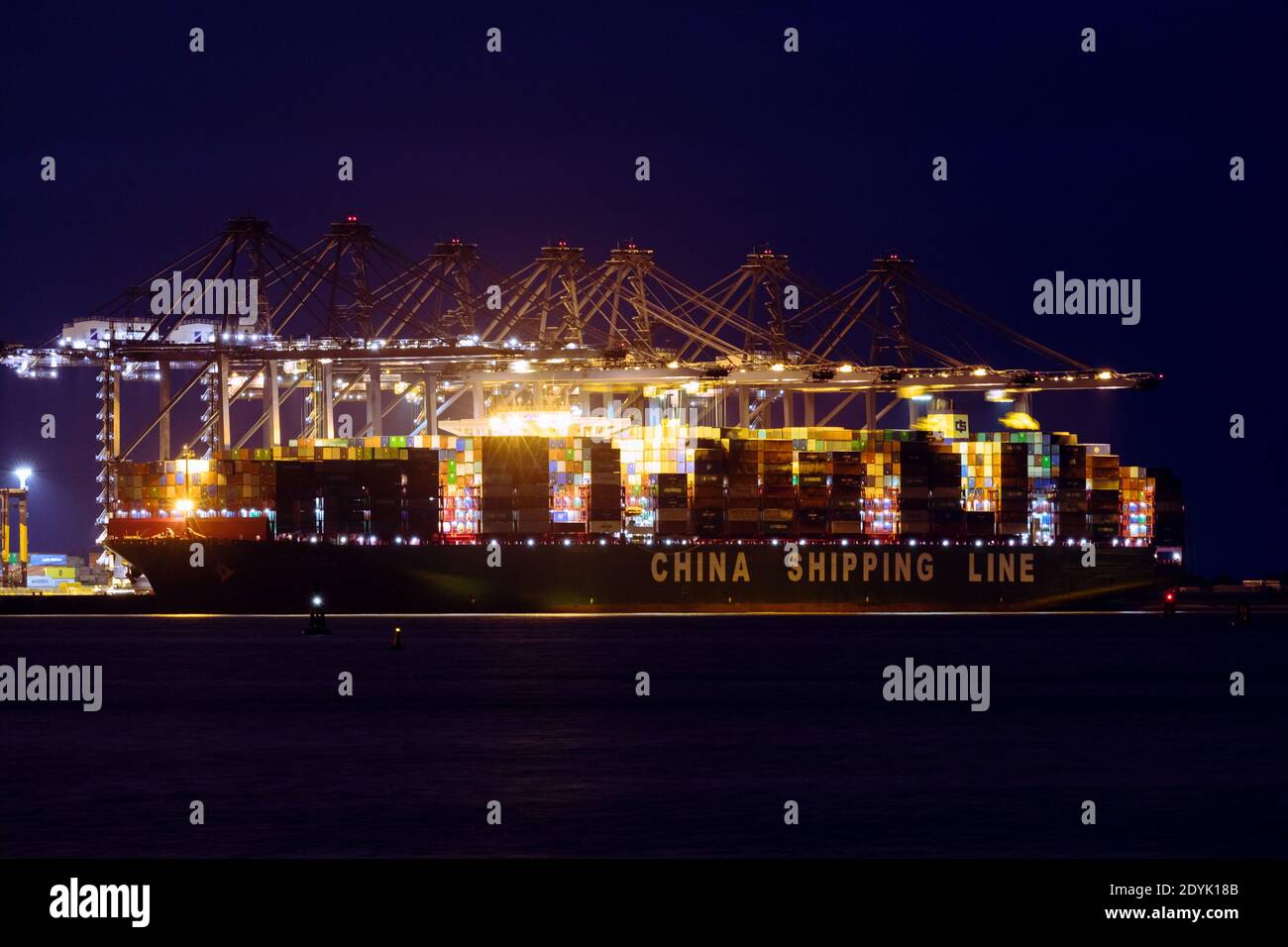 China Shipping Line bateau à conteneurs amarré au port de Felixstowe, Royaume-Uni Banque D'Images