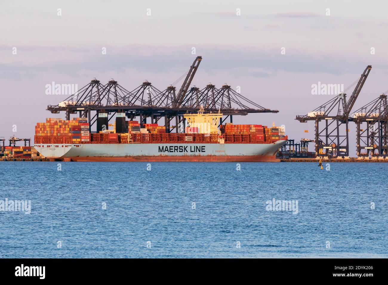 Navire Maersk amarré au port de Felixstowe, Suffolk, Royaume-Uni Banque D'Images