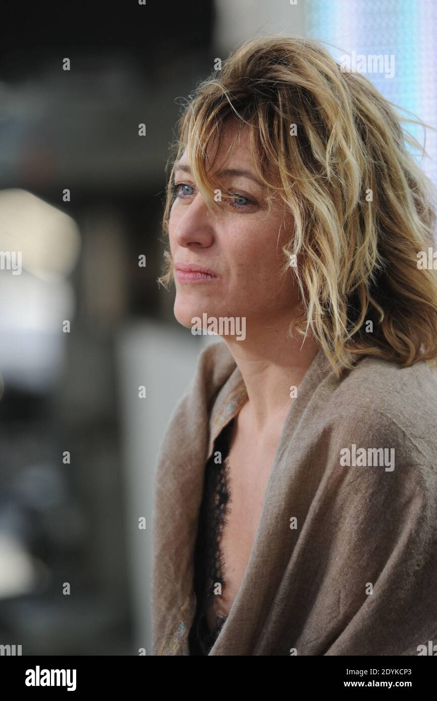 Valeria Bruni-Tedeschi apparaissant sur Canal + TV le Grand Journal lors du 66e Festival de Cannes, France, le 21 mai 2013. Photo d'Alban Wyters/ABACAPRESS.COM Banque D'Images