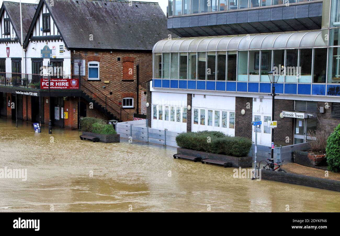 L'hôtel Mercouse dans le centre de la ville a ses défenses d'eau dans placeWidesSpread inondations à Bedford et les villages environnants, où la rivière Great Ouse a fait éclater ses rives. De graves avertissements d'inondation ont été émis pour les zones le long de la Great Ouse de la rivière par l'Agence britannique pour l'environnement et les résidents vivant près de la rivière ont été « fortement encouragés » à chercher un autre logement en raison de la crainte des inondations. Banque D'Images