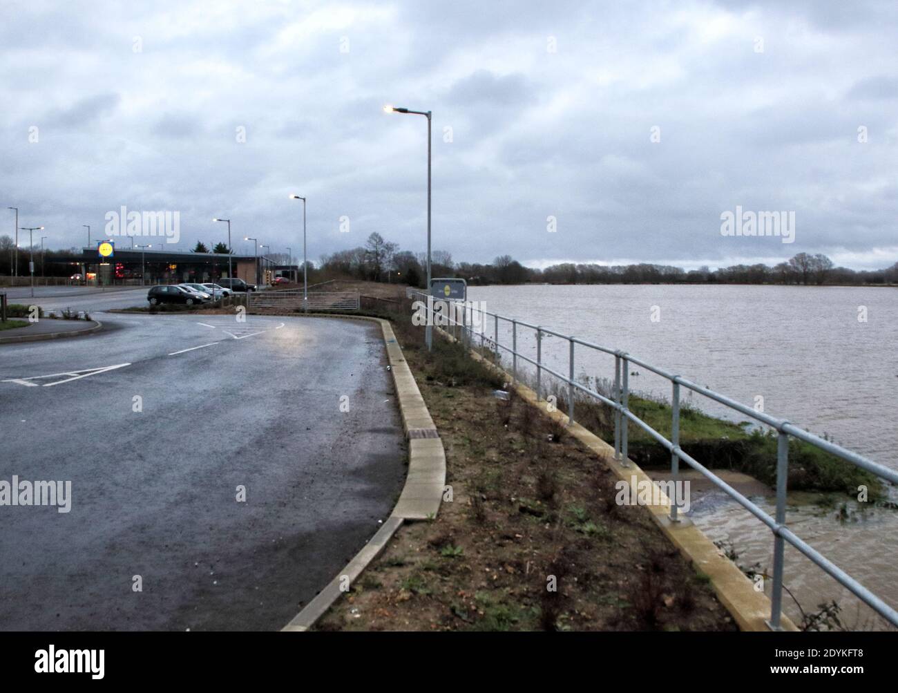 Les champs de culture submergés par les crues de WidesSpread inondent à Bedford et dans les villages environnants, où la rivière Great Ouse a fait éclater ses berges. De graves avertissements d'inondation ont été émis pour les zones le long de la Great Ouse de la rivière par l'Agence britannique pour l'environnement et les résidents vivant près de la rivière ont été « fortement encouragés » à chercher un autre logement en raison de la crainte des inondations. Banque D'Images