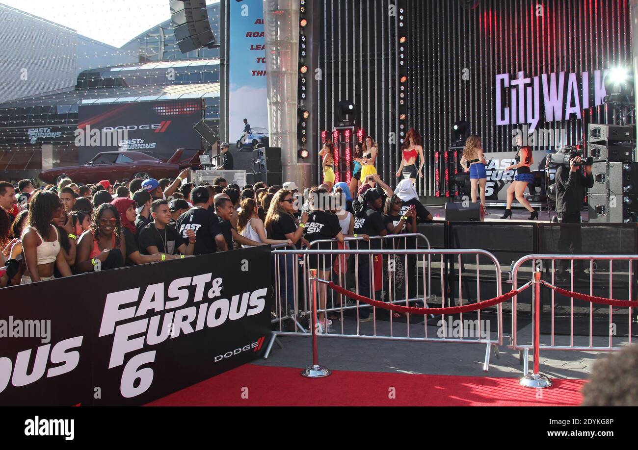 Atmosphère / danseurs, Universal Pictures film Premiere for Fast & Furious 6 at the Gibson Amphitheater in Universal City, Los Angeles, CA, USA, 21 mai 2013 (en photo : atmosphère / danseurs). Photo de Baxter/ABACAPRESS.COM Banque D'Images
