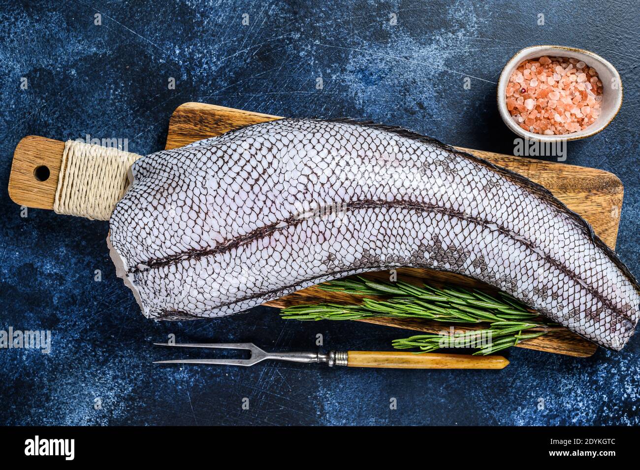 Poisson blanc macrurus de grenadier cru frais sur une planche à découper en  bois. Arrière-plan bleu. Vue de dessus Photo Stock - Alamy