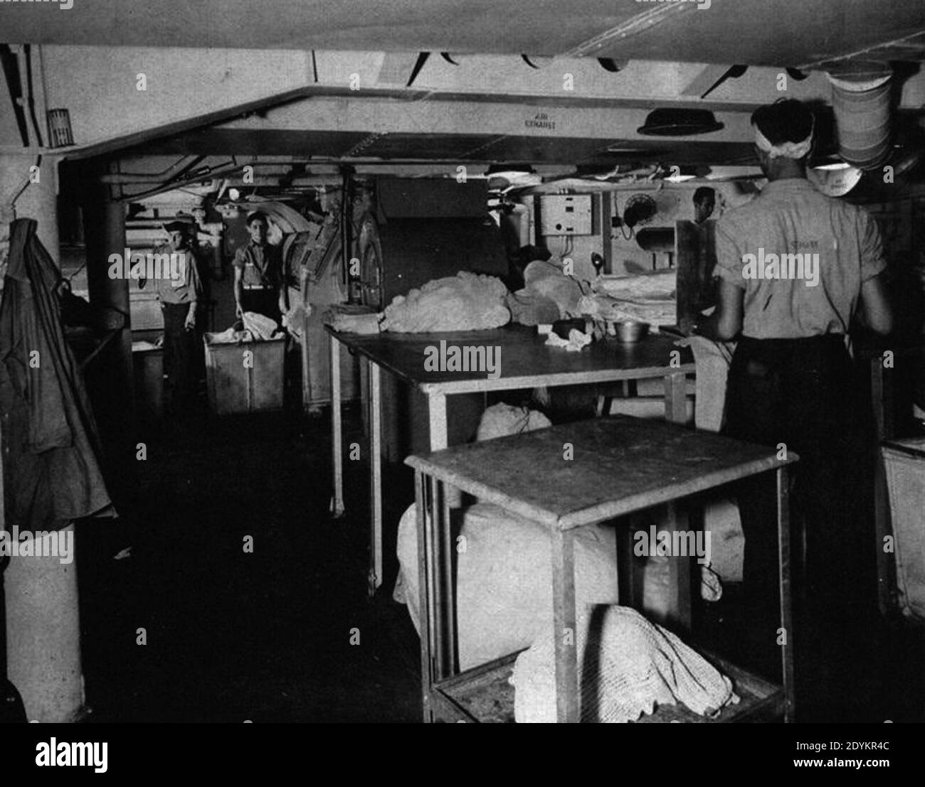 Buanderie à bord de l'USS Ticonderoga (CV-14), vers 1944. Banque D'Images
