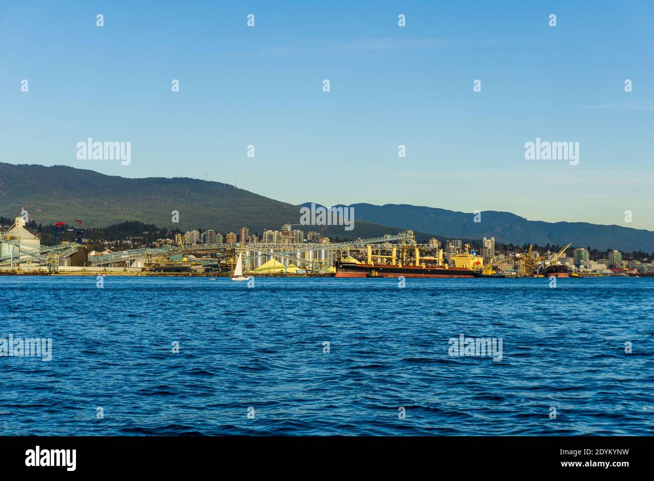 NORTH VANCOUVER, CANADA - le 27 OCTOBRE 2019 : terminaux de Pembina Canada de l'autre côté du port de Vancouver Banque D'Images