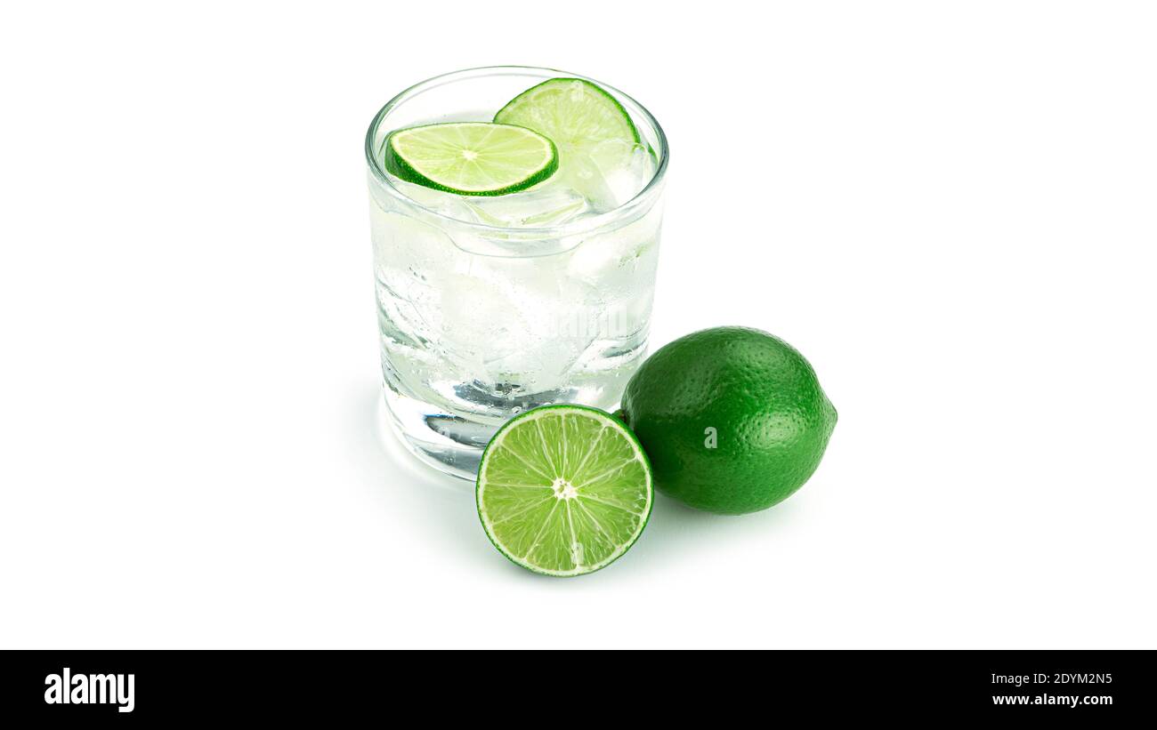 Verre transparent avec limonade au citron vert sur fond blanc. Photo de haute qualité Banque D'Images