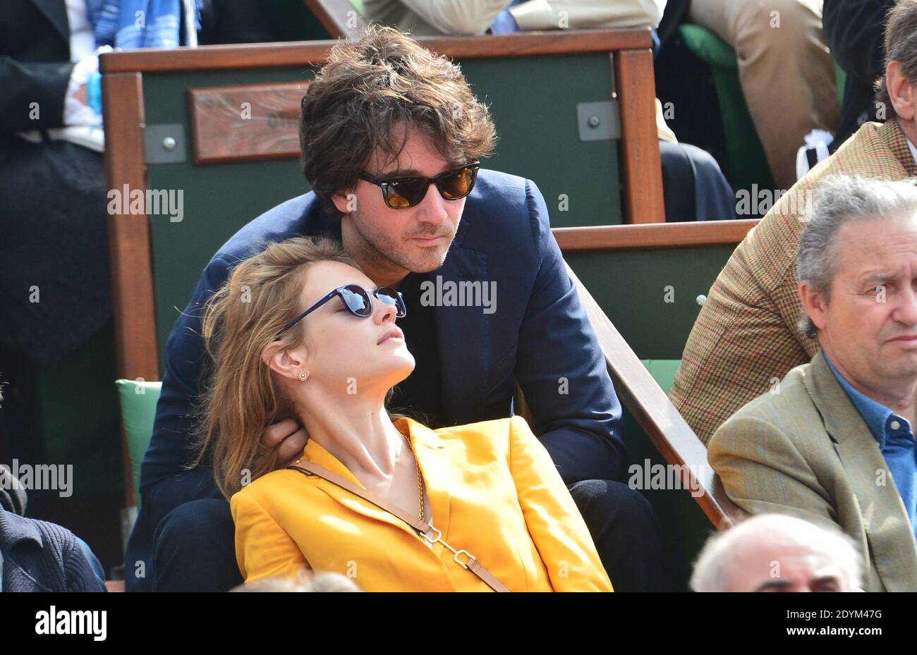 Photo : Antoine Arnault et son fils en tribunes - Tribunes lors des  Internationaux de France de tennis de Roland Garros 2023, à Paris, le 6  juin 2023. © Jacovides-Moreau/Bestimage - Purepeople