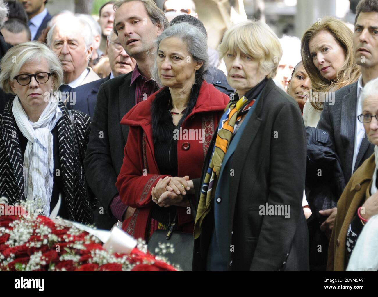Claire Bretecher et Valerie Trierweiler assistent aux funérailles de Guy Carcassonne au cimetière de Montmartre à Paris, France, le 3 juin 2013. Photo de Mousse-Wyters/ABACAPRESS.COM Banque D'Images