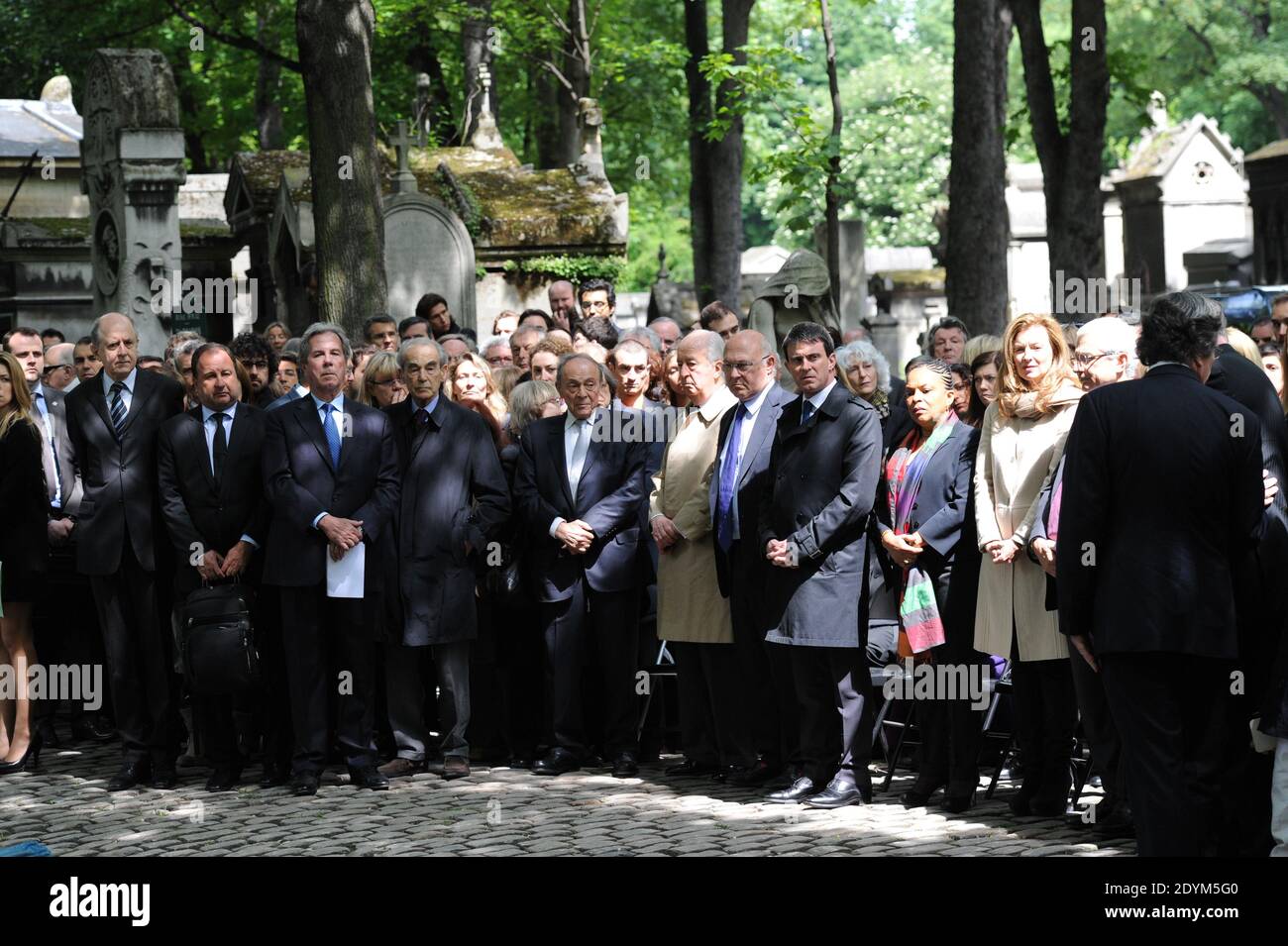 Jean-Louis Debre, Michel Rocard, Edouard Balladur, Michel Sapin , Manuel Valls, Christiane Taubira et Valérie Trierweiler assistent aux funérailles de Guy Carcassonne au cimetière Montmartre à Paris, France, le 3 juin 2013. Photo de Mousse-Wyters/ABACAPRESS.COM Banque D'Images