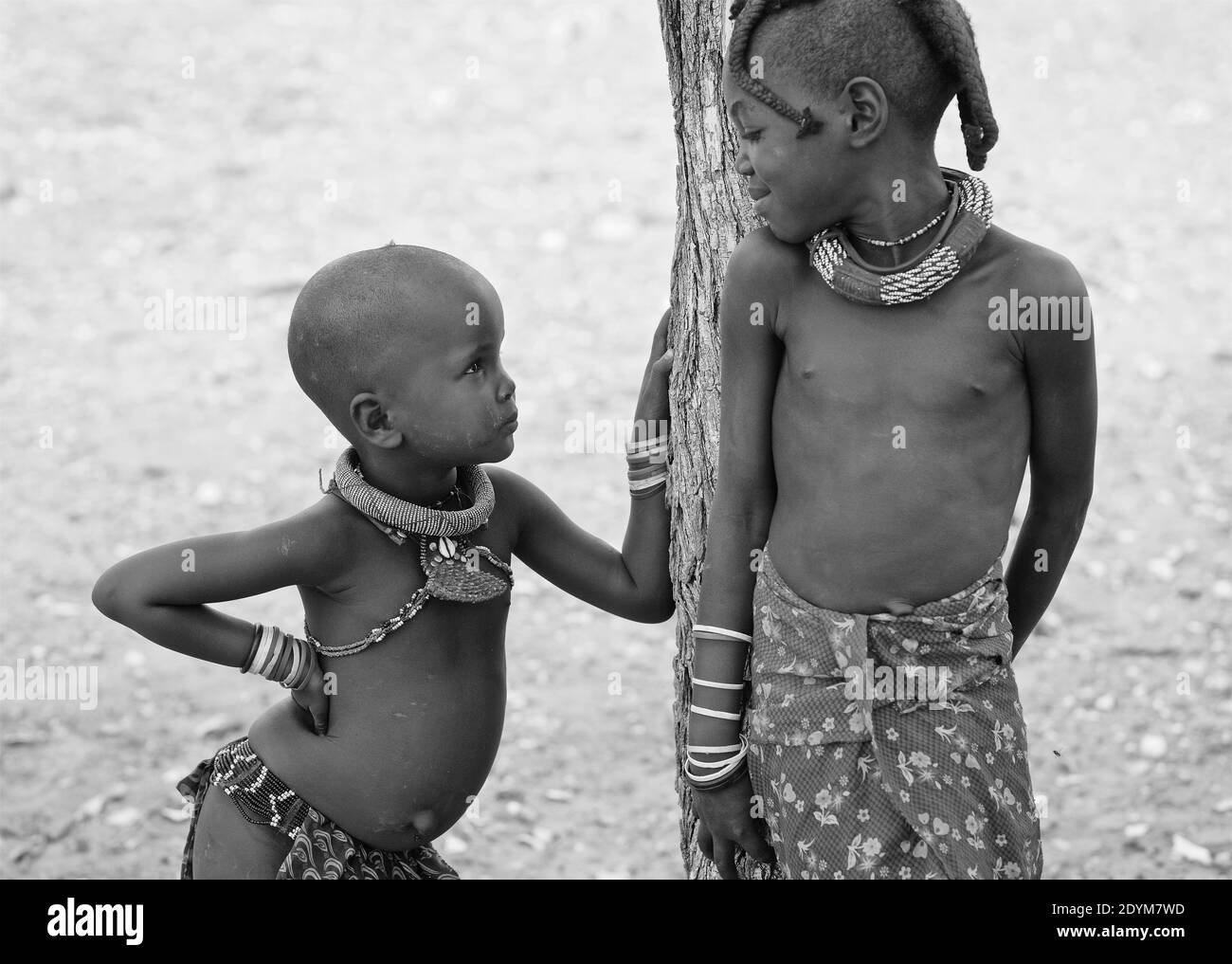 Les enfants de Himba dans le village, Kaokoland, Namibie Banque D'Images