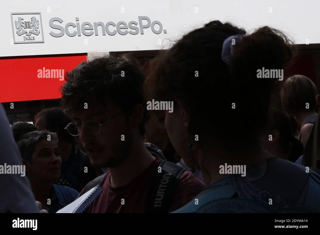 Les étudiants rendent un hommage silencieux à Clément Meric à l'extérieur du bâtiment de l'Institut d'études politiques de Paris (Sciences po), à Paris, en France, le 6 juin 2013. Meric, 18 ans, activiste de gauche, est actuellement mort de cerveau après avoir été battu hier par des skinheads près de la gare Saint-Lazare. Photo de Stephane Lemouton/ABACAPRESS.COM Banque D'Images