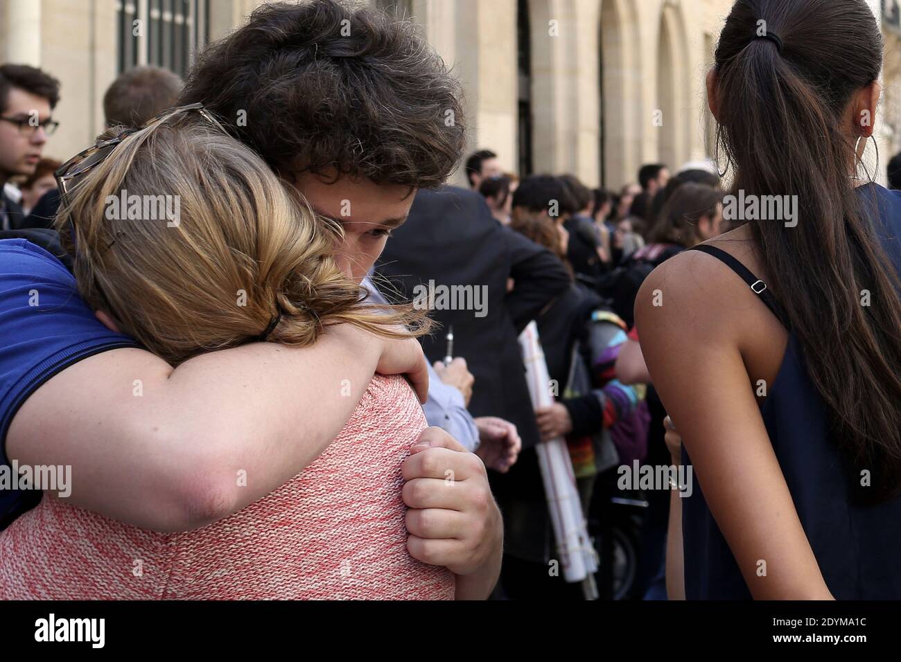 Les étudiants rendent un hommage silencieux à Clément Meric à l'extérieur du bâtiment de l'Institut d'études politiques de Paris (Sciences po), à Paris, en France, le 6 juin 2013. Meric, 18 ans, activiste de gauche, est actuellement mort de cerveau après avoir été battu hier par des skinheads près de la gare Saint-Lazare. Photo de Stephane Lemouton/ABACAPRESS.COM Banque D'Images