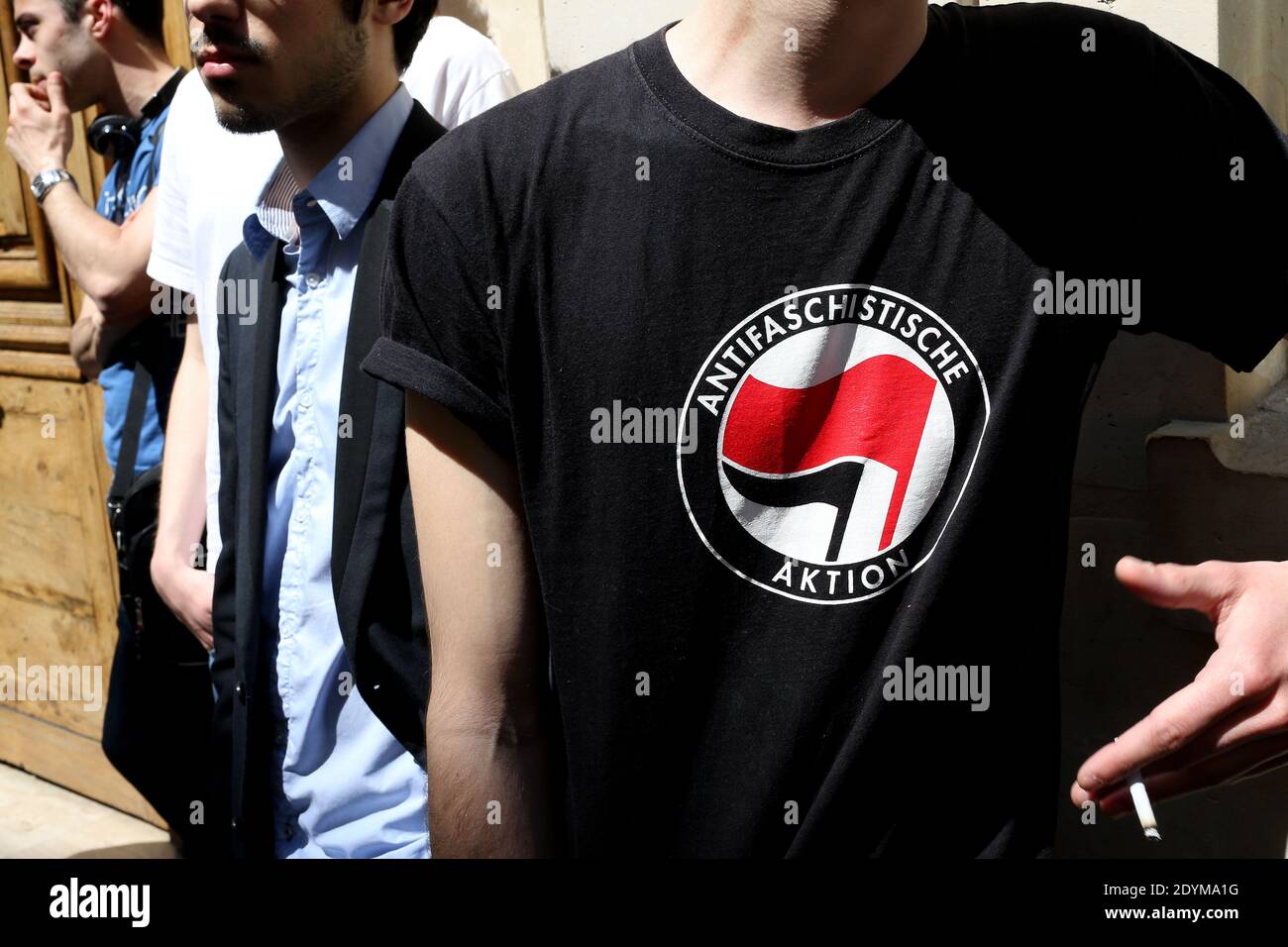 Les étudiants rendent un hommage silencieux à Clément Meric à l'extérieur du bâtiment de l'Institut d'études politiques de Paris (Sciences po), à Paris, en France, le 6 juin 2013. Meric, 18 ans, activiste de gauche, est actuellement mort de cerveau après avoir été battu hier par des skinheads près de la gare Saint-Lazare. Photo de Stephane Lemouton/ABACAPRESS.COM Banque D'Images