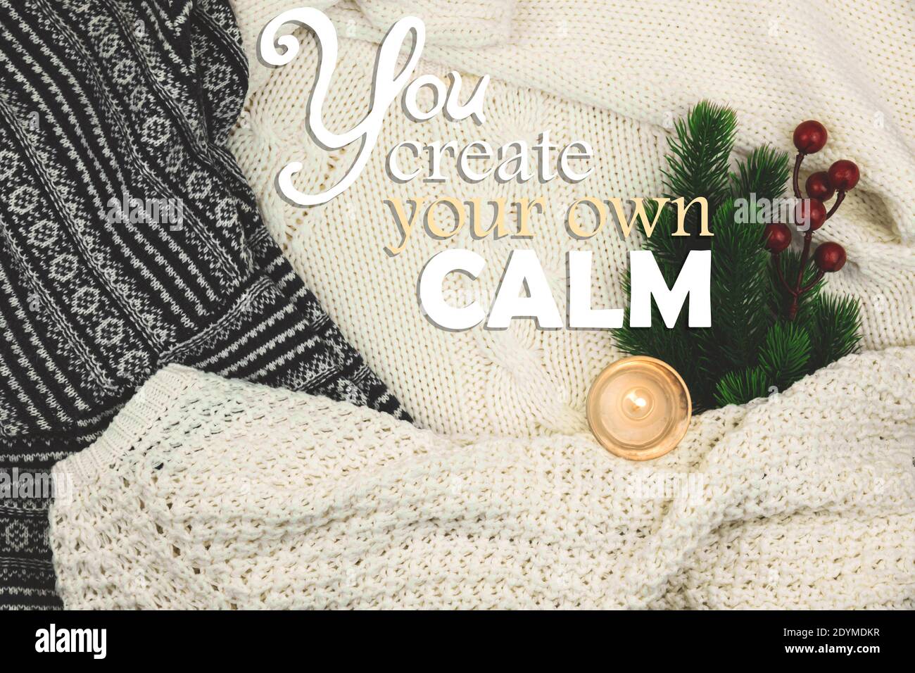 Hiver ambiance et inspiration douillettes, pull en laine et maille, composition avec texte pour créer votre propre calme Banque D'Images