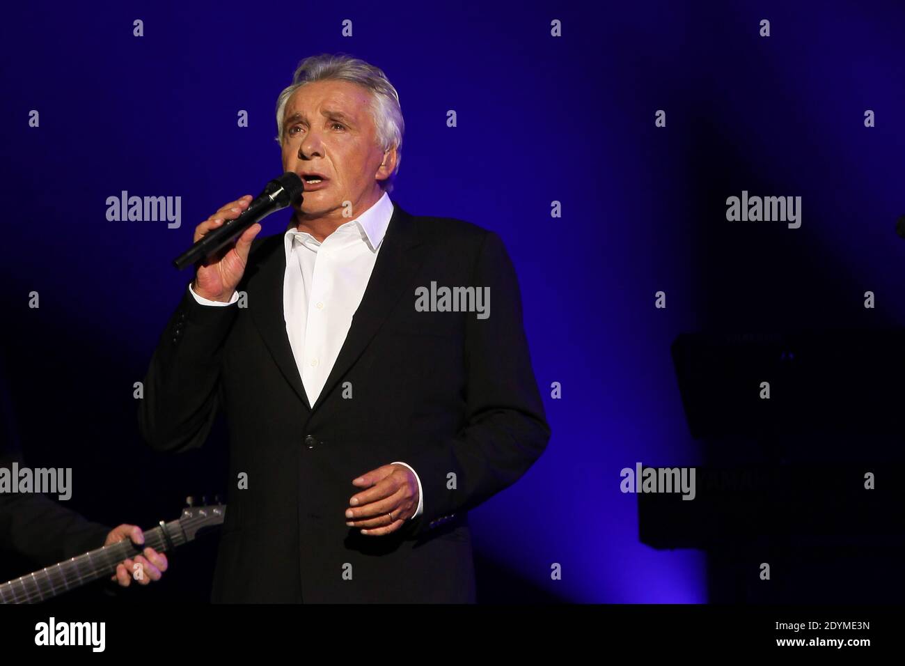 Michel Sardou se produit en direct à l'Olympia à Paris, France, le 8 juin 2013. Photo de Audrey Poree/ABACAPRESS.COM Banque D'Images