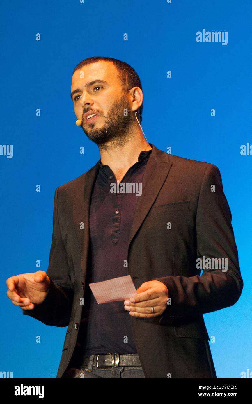 Lotfi Abdelli se produit sur scène à l’événement pour la Tunisie Qu’on aime qui s’est tenu dans la salle de concert de l’Olympia à Paris, en France, le 10 juin 2013. Photo de Audrey Poree/ABACAPRESS.COM Banque D'Images