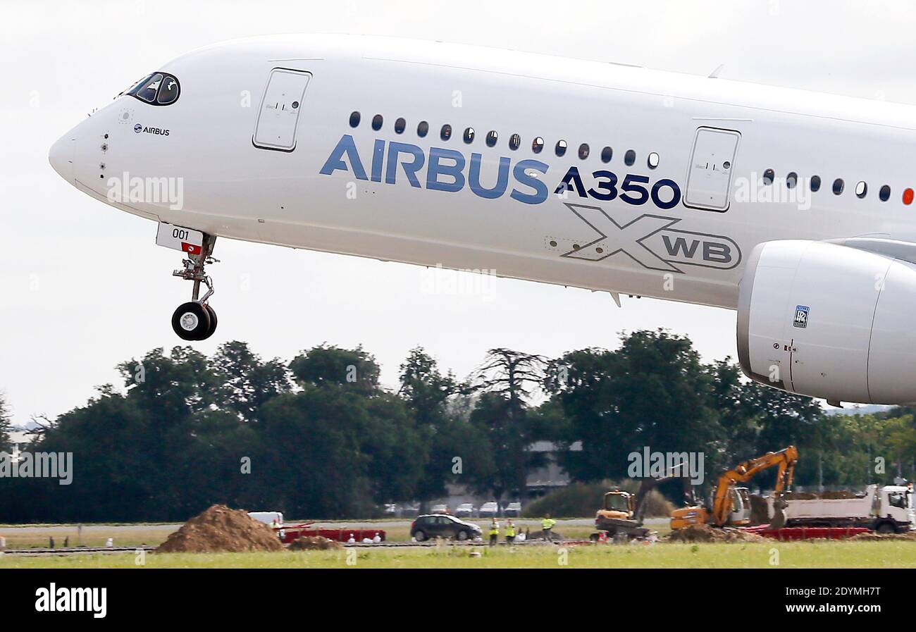 Le nouvel Airbus A350 XWB part pour son vol inaugural attendu depuis longtemps à l'aéroport de Toulouse-Blagnac, dans le sud-ouest de la France, le 14 juin 2013. L'A350 XWB est le premier d'une famille d'avions de passagers ultra-efficaces Airbus conçus pour aller de front avec le rival Boeing 787 Dreamliner et 777s. Cet avion très économe en carburant, fabriqué à partir d'une majorité de matériaux composites, aura probablement une apparence au prochain salon de l'Air de Paris qui débutera lundi prochain à l'aéroport du Bourget. Photo de Patrick Bernard/ABACAPRESS.COM Banque D'Images