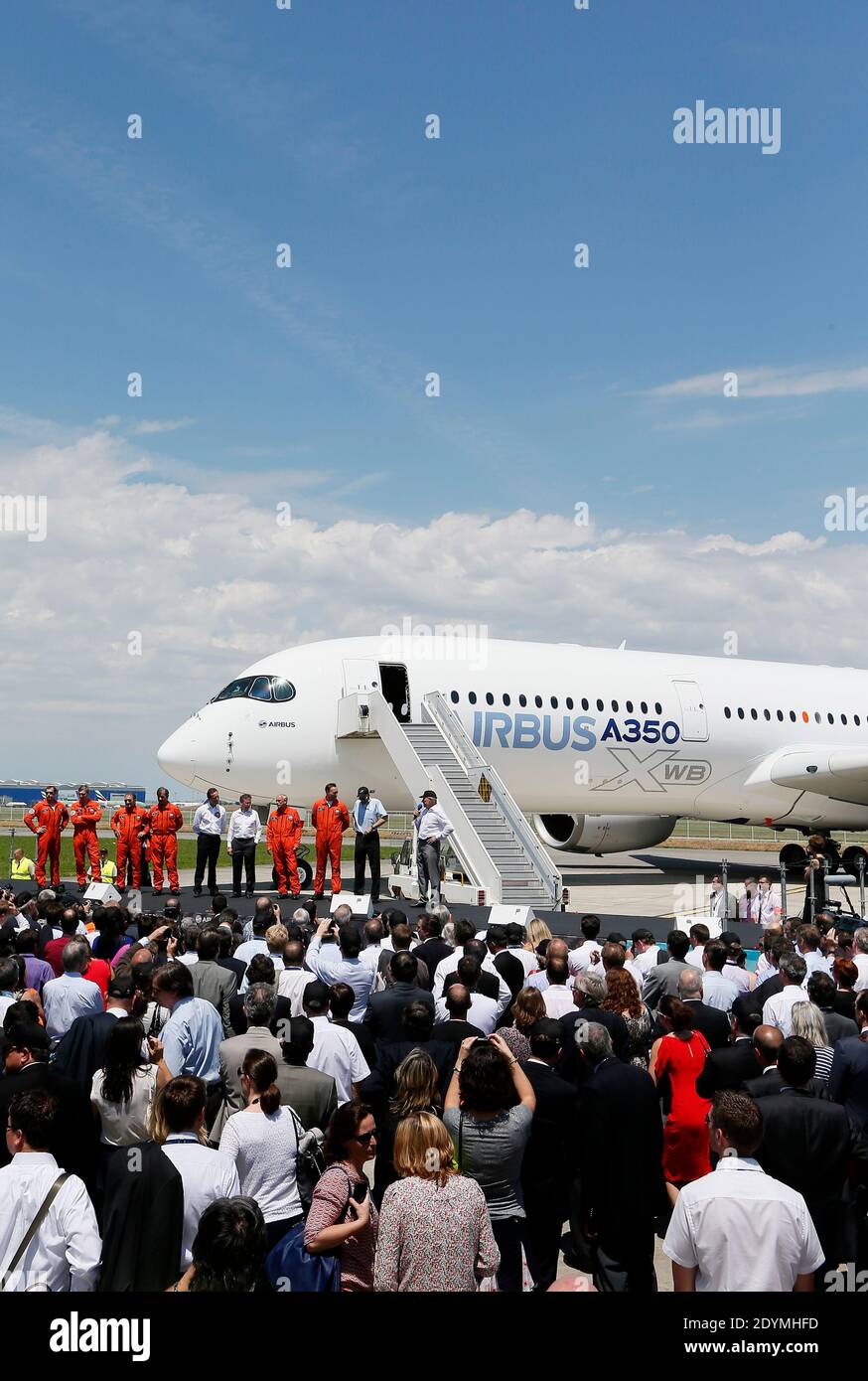 Le nouvel Airbus A350 XWB atterrit après son vol inaugural attendu depuis longtemps à l'aéroport de Toulouse-Blagnac, dans le sud-ouest de la France, le 14 juin 2013. L'A350 XWB est le premier d'une famille d'avions de passagers ultra-efficaces Airbus conçus pour aller de front avec le rival Boeing 787 Dreamliner et 777s. Cet avion très économe en carburant, fabriqué à partir d'une majorité de matériaux composites, aura probablement une apparence au prochain salon de l'Air de Paris qui débutera lundi prochain à l'aéroport du Bourget. Photo de Patrick Bernard/ABACAPRESS.COM Banque D'Images