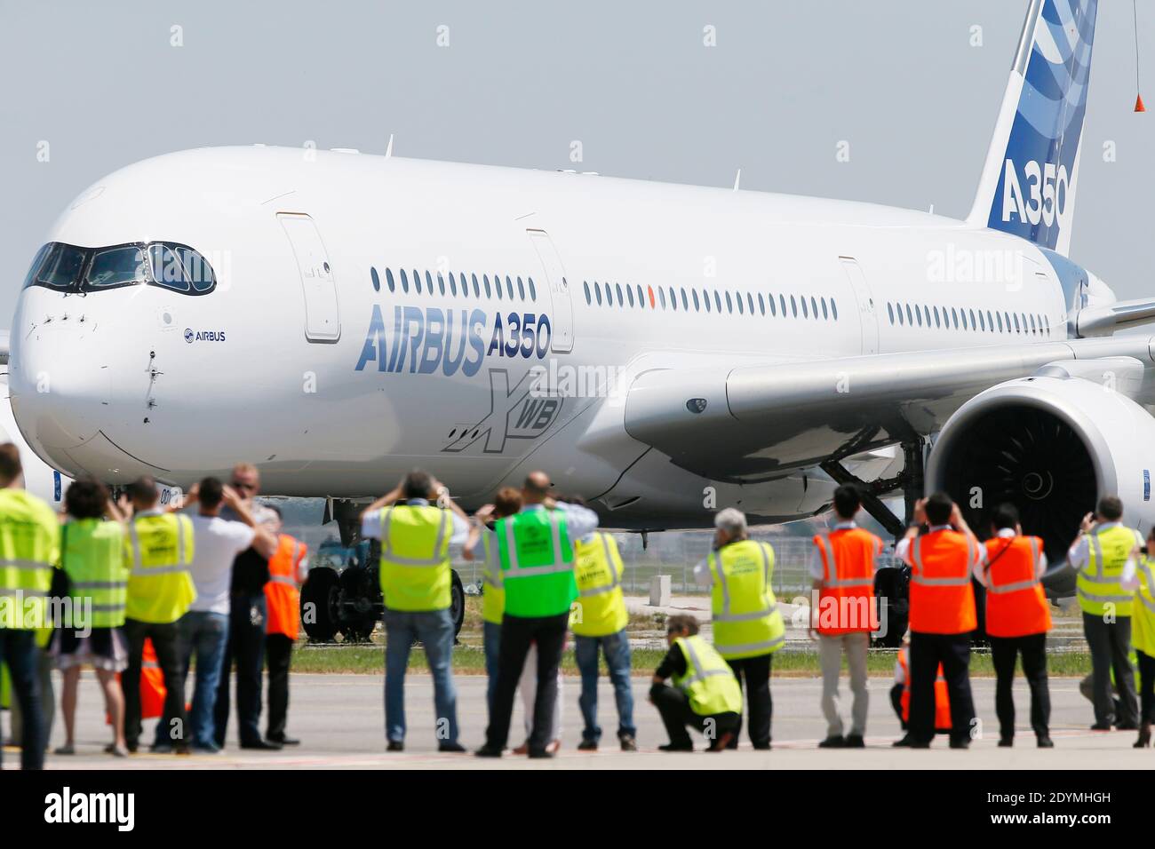 Le nouvel Airbus A350 XWB atterrit après son vol inaugural attendu depuis longtemps à l'aéroport de Toulouse-Blagnac, dans le sud-ouest de la France, le 14 juin 2013. L'A350 XWB est le premier d'une famille d'avions de passagers ultra-efficaces Airbus conçus pour aller de front avec le rival Boeing 787 Dreamliner et 777s. Cet avion très économe en carburant, fabriqué à partir d'une majorité de matériaux composites, aura probablement une apparence au prochain salon de l'Air de Paris qui débutera lundi prochain à l'aéroport du Bourget. Photo de Patrick Bernard/ABACAPRESS.COM Banque D'Images