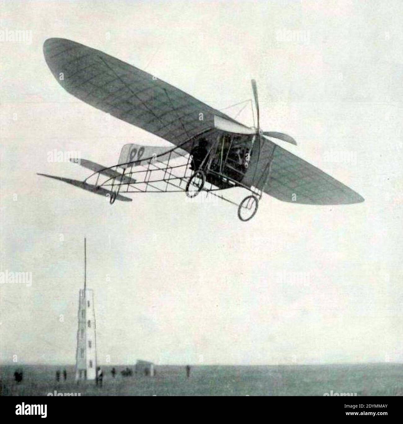 Le 28 août 1909 Louis Blériot bat le record du monde de vitesse au Meeting de Champagne à Reims, sur Blériot XI à moteur E.N.V. Banque D'Images