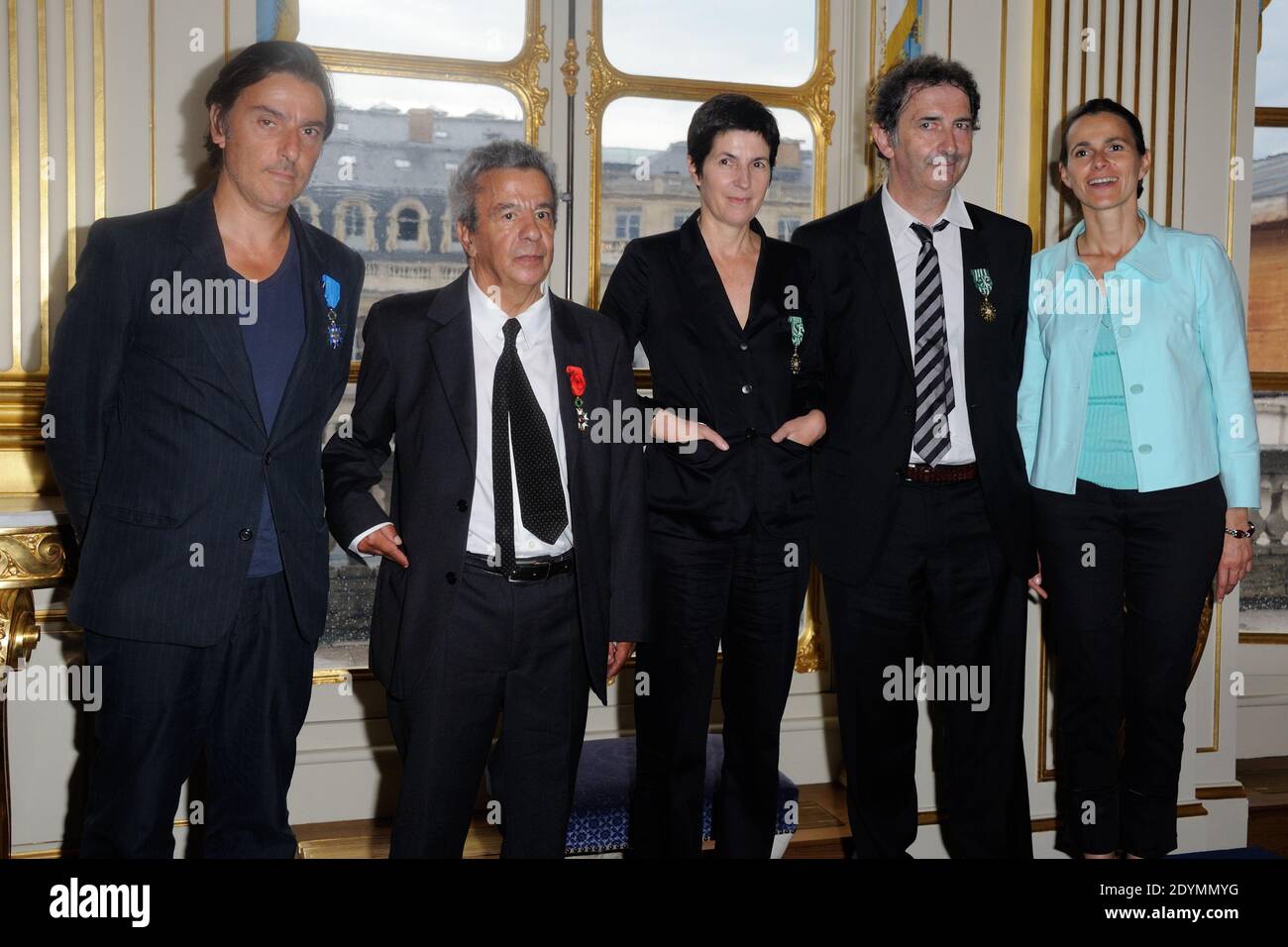 Yvan Attal, Maurice Benichou, Christine Angot et François Morel posent avec Aurelie Filippetti après la cérémonie d'honneur organisée par le Ministère français des Affaires culturelles au Ministere de la Culture à Paris, France, le 19 juin 2013. Photo d'Alban Wyters/ABACAPRESS.COM Banque D'Images